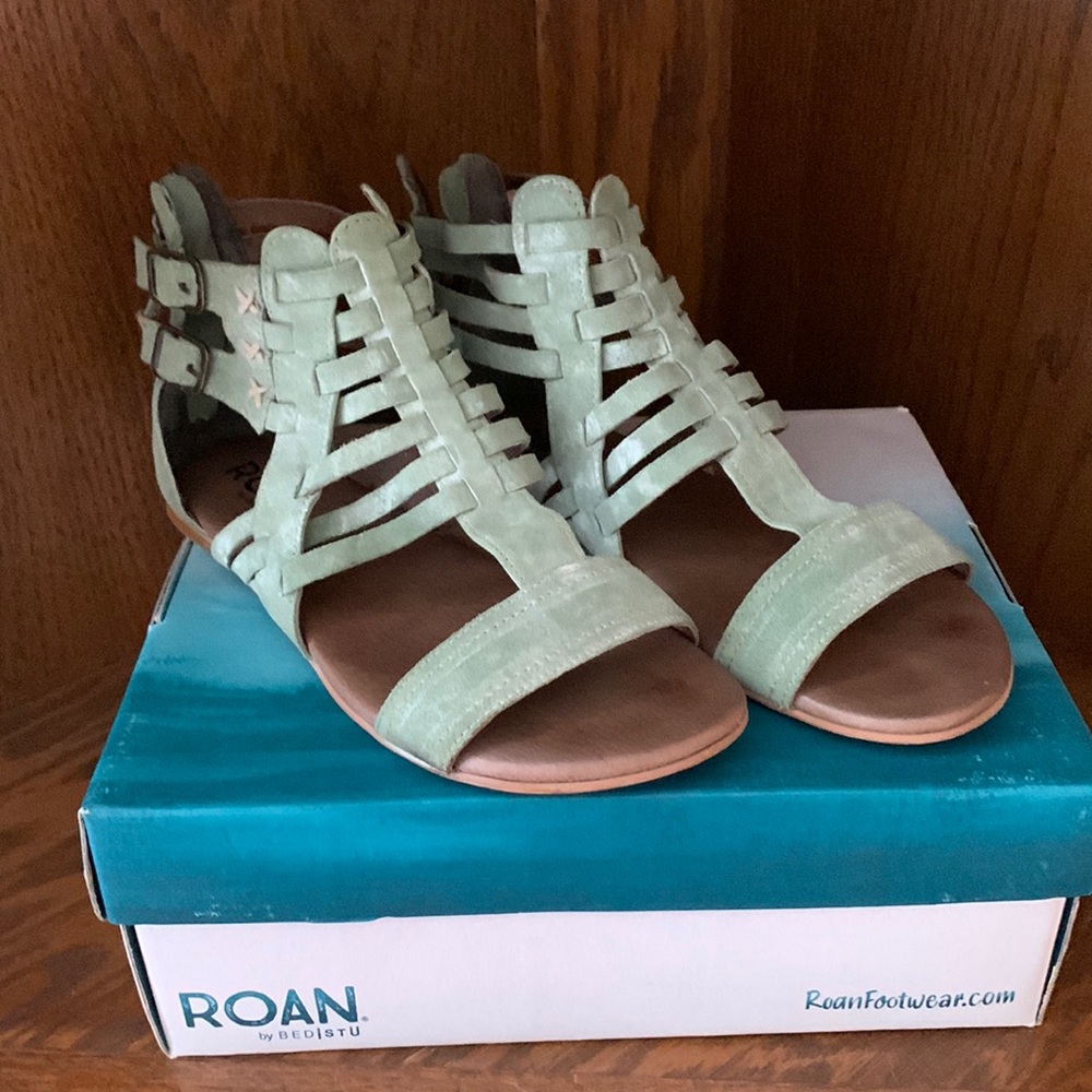 NIB Roan Bee Osaka Neomint Gladiator Leather Sandal. Women’s Size 9.5